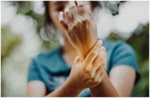 Pennsaid vs Voltaren - Uses, Side Effects, Differences a